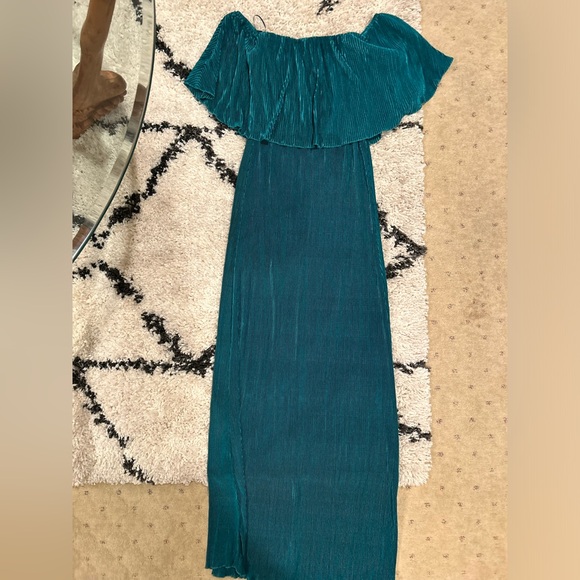 Pinkblush emerald green ribbed satin texture off the shoulder maxi dress nwot - Picture 3 of 4